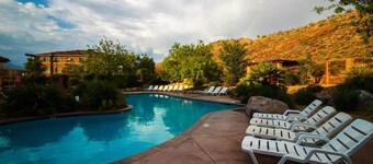 Top-Floor Desert Oasis - Balcony, Fireplace, Jacuzzi