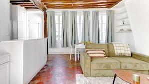 City Apartment, 1 Double Bed with Sofa bed, Non Smoking, Courtyard View - Charming 1BR Near Latin Quarter (Paris)