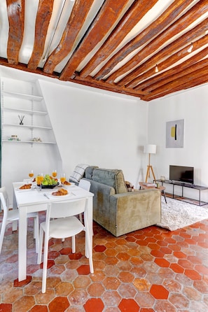 Apartamento City, 1 cama doble con sofá cama, no fumadores, vistas al patio | Zona de estar | Smart TV de 40 pulgadas con canales por satélite