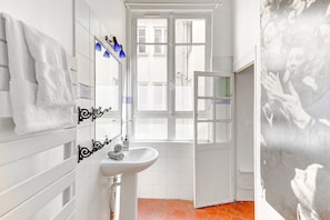 Bathroom - Charming 1BR Near Latin Quarter (Paris)