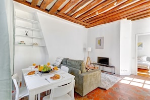 Apartamento City, 1 cama doble con sofá cama, no fumadores, vistas al patio | Zona de estar | Smart TV de 40 pulgadas con canales por satélite