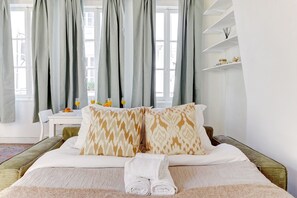 시티 아파트, 더블침대 1개 및 소파베드, 금연, 마당 전망 | 거실 공간 | 위성 채널 시청이 가능한 40인치 스마트 TV