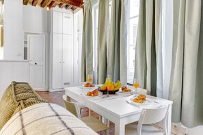 Appartement Ville, 1 lit double et 1 canapé-lit, non-fumeur, vue sur la cour intérieure | Aire de séjour | Téléviseur connecté de 40 po avec télévision par satellite