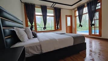 Deluxe Double Room, Mountain View | Soundproofing, iron/ironing board, free WiFi