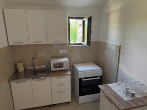 Fridge, microwave, oven, stovetop - Quiet, safe stay with free parking,
20 min drive from Kotor, Tivat or Budva! (Radanovici)