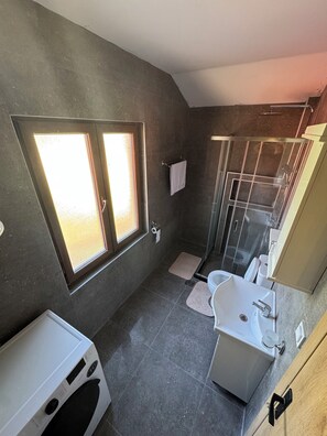 Shower, hair dryer, towels, soap - Quiet, safe stay with free parking,
20 min drive from Kotor, Tivat or Budva! (Radanovici)