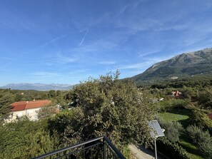 Balcony - Quiet, safe stay with free parking,
20 min drive from Kotor, Tivat or Budva! (Radanovici)
