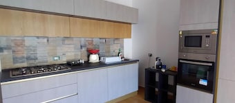 Fabulous apartment, sea view ideal for families & groups of friends.