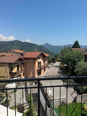 Ein Wohngebiet mit Häusern, einer Straße und Bergen im Hintergrund.