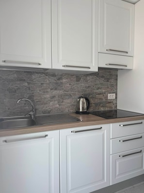 Refrigerador, microondas, horno, placa de cocina