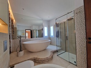 Hair dryer, towels, soap, toilet paper - Villa Arian with great sea view, great pool and 6 minutes walk from the beach (Epidaurus)