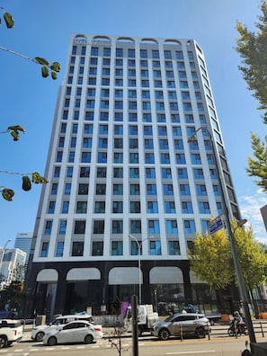 Experience the sleek, contemporary design of this high-rise building, featuring evenly spaced windows and a clean, minimalist aesthetic.