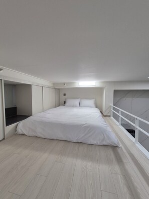 2 bedrooms, iron/ironing board, bed sheets