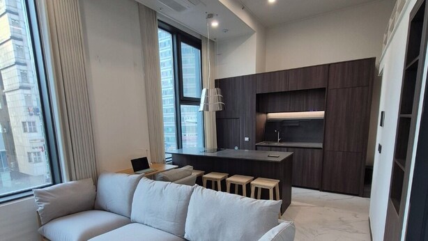 A modern living room with a sofa, a dining table, and a kitchen area. - A comfortable house,  Dongdaemun History & Culture Park Station (Seoul)
