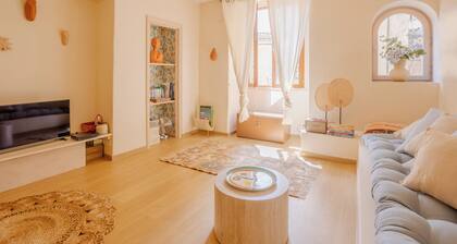 Unusual apartment "Les Fontaines