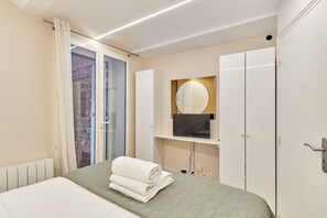 Apartment | 2 bedrooms, laptop workspace, iron/ironing board, bed sheets - Superb Apartment Arc de Triomphe/trocadero (Paris)