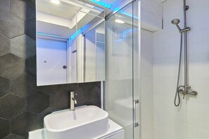 Appartement | Salle de bain | Sèche-cheveux, serviettes fournies, savon, shampoing