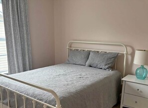 3 habitaciones, tabla de planchar con plancha, wifi y ropa de cama 