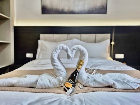 In-room safe, desk, laptop workspace, soundproofing. KIMMIY HOTEL