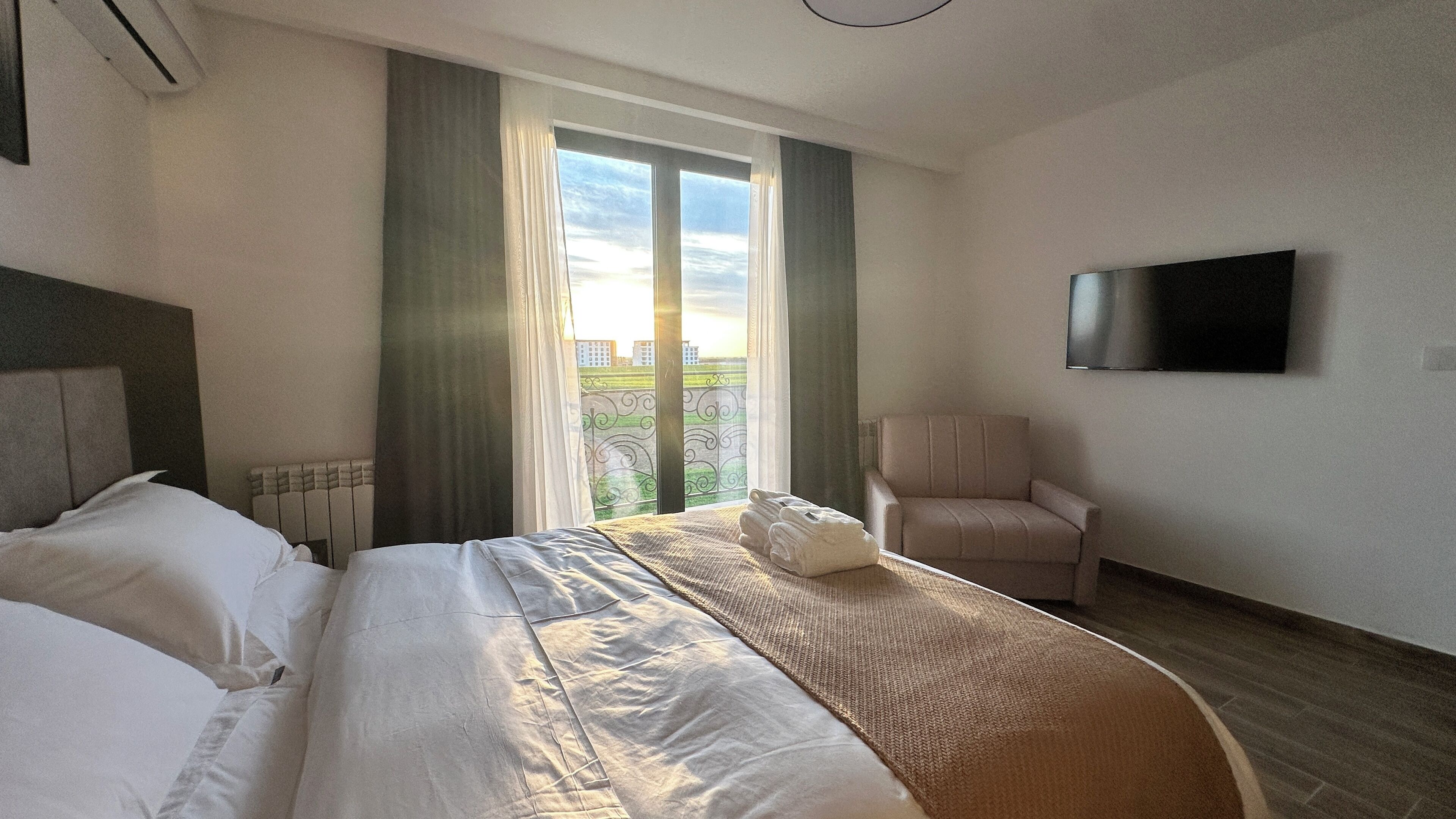 Kamar Deluks, 1 Tempat Tidur King dengan tempat tidur Sofa | Brankas, meja kerja, ruang kerja ramah laptop, dan Wi-Fi gratis