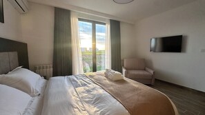 豪華客房, 1 張特大雙人床和 1 張沙發床 | 客房內保險箱、書桌、筆電工作空間、免費無線上網