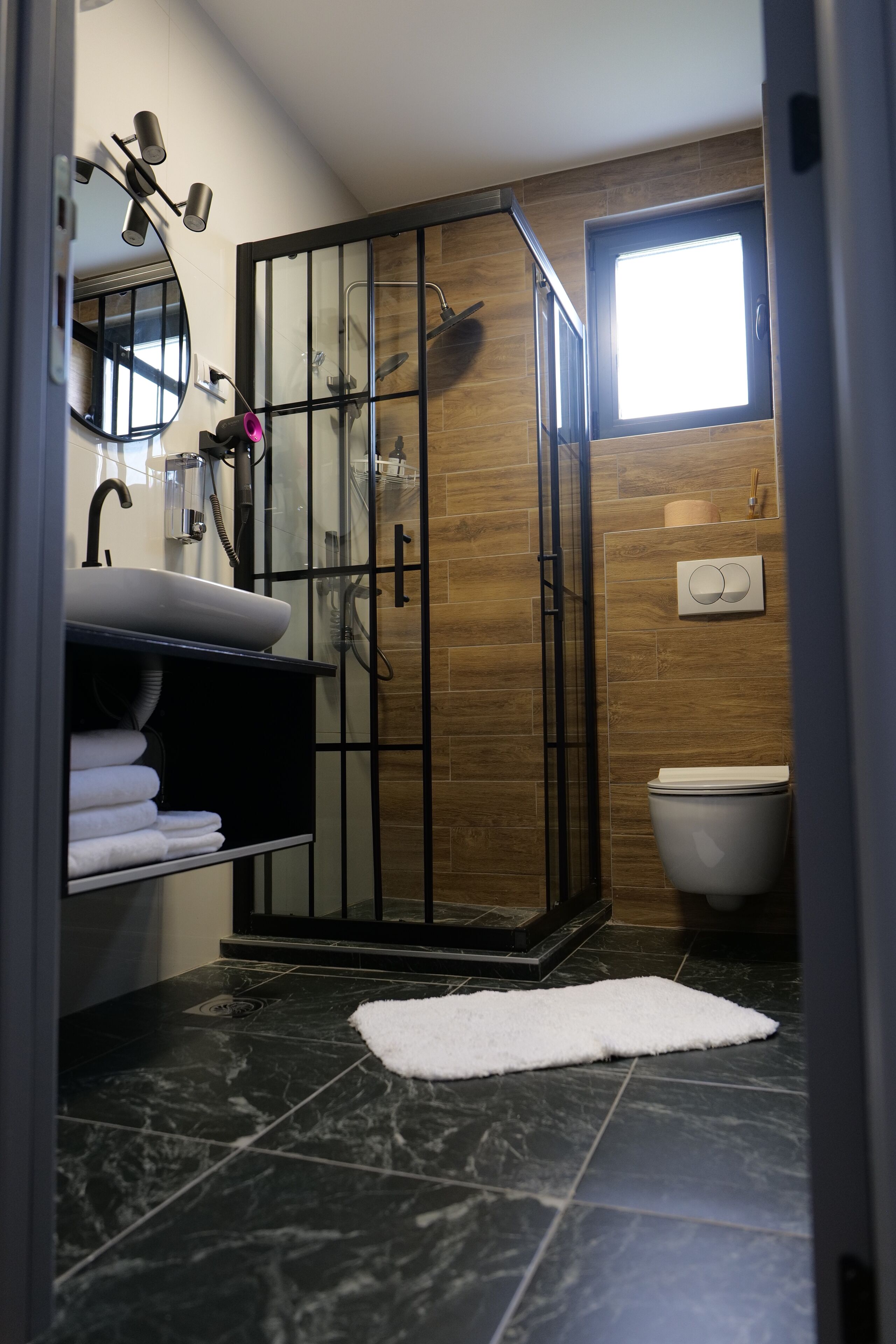 Ducha, secador de pelo, pantuflas, toallas