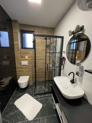 Shower, hair dryer, slippers, towels - KIMMIY HOTEL (Belgrade)