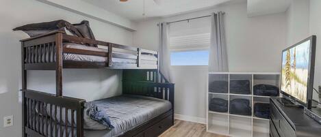 2 bedrooms, desk, iron/ironing board, WiFi