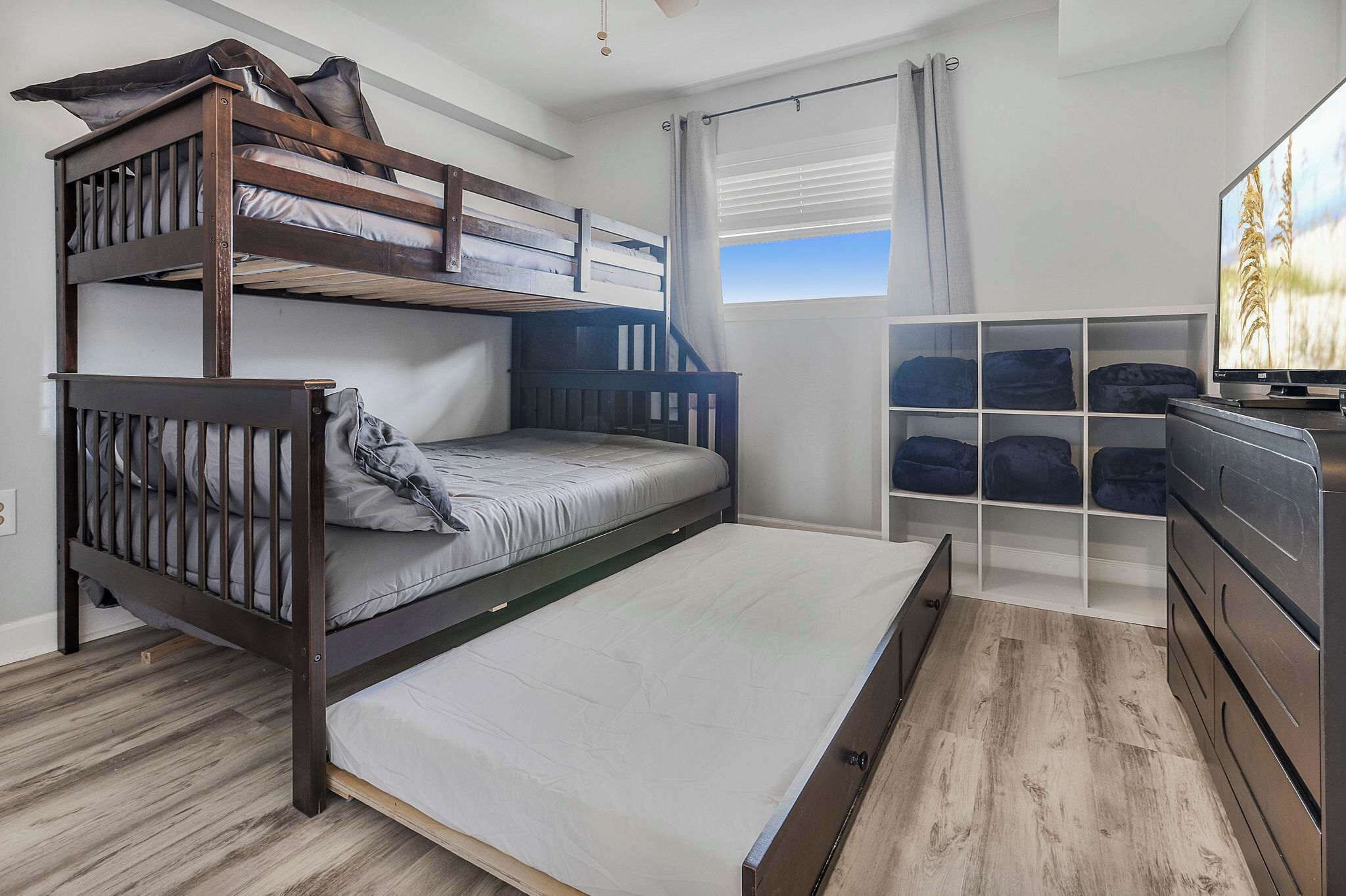 2 bedrooms, desk, iron/ironing board, WiFi