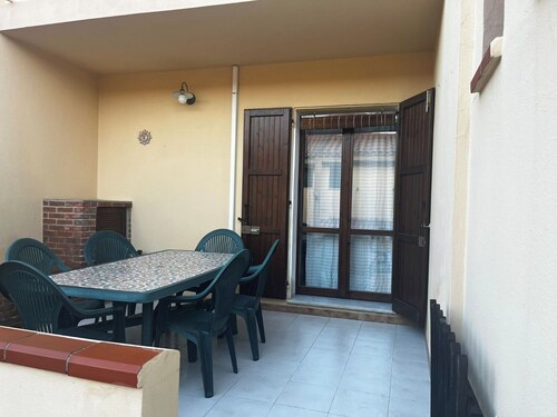 Detached apartment just minutes from the beach with private parking