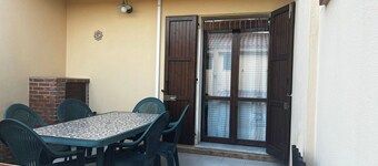 Detached apartment just minutes from the beach with private parking