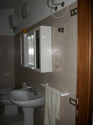 Douche, sèche-cheveux, bidet, savon