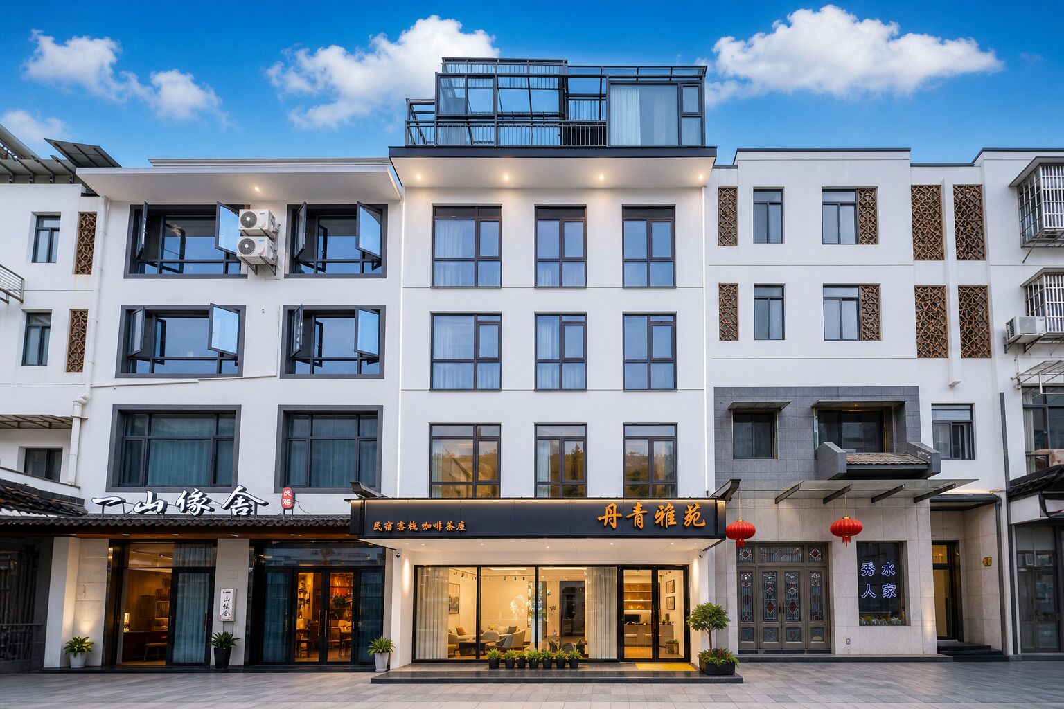Un hotel de varios pisos con fachada moderna, ventanas amplias y una terraza en la azotea.