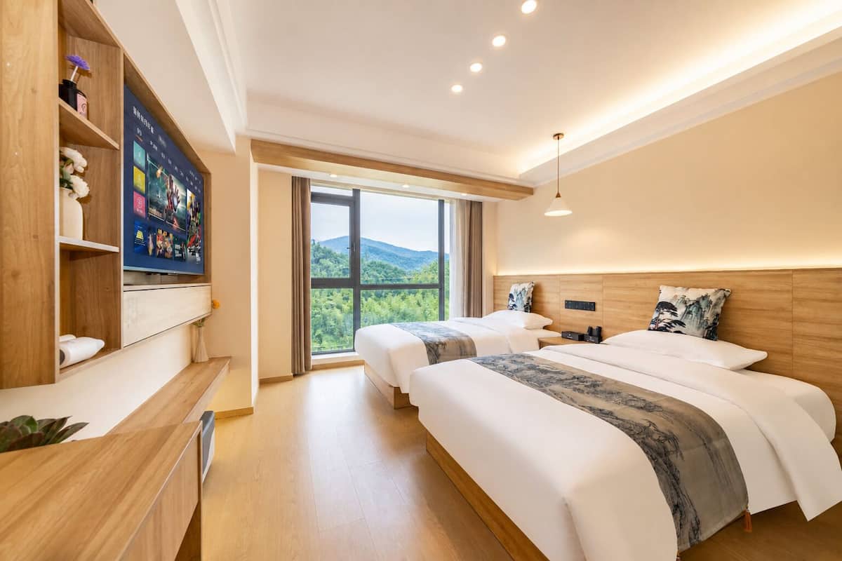 Luxury Twin Room | Premium bedding, down duvets, pillow-top beds, laptop workspace