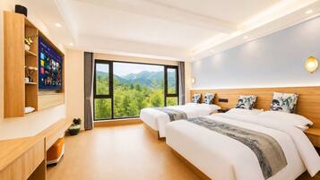 Quarto quádruplo superluxo, vista para a colina | Roupas de cama premium, edredons de pluma, camas com colchões pillow-top
