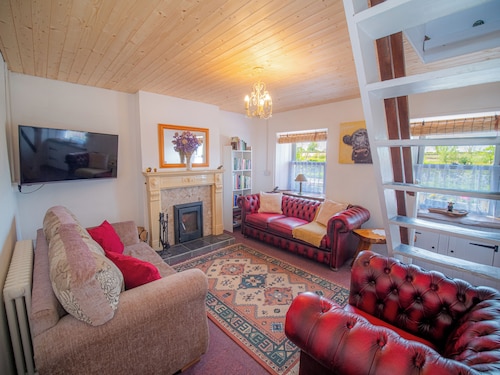 O'Sullivan's cottage:  with Pool Table, Darts.  Golf Course nearby!