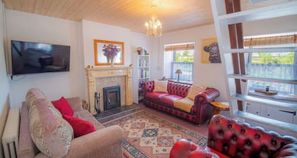 O'Sullivan's cottage: with Pool Table, Darts. Golf Course nearby!