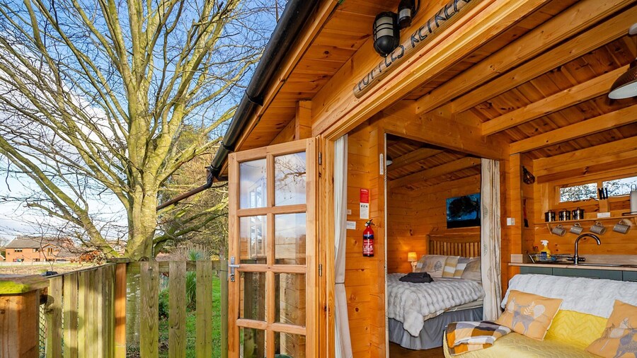 Pet-friendly Chalet in Surlingham, No Deposit