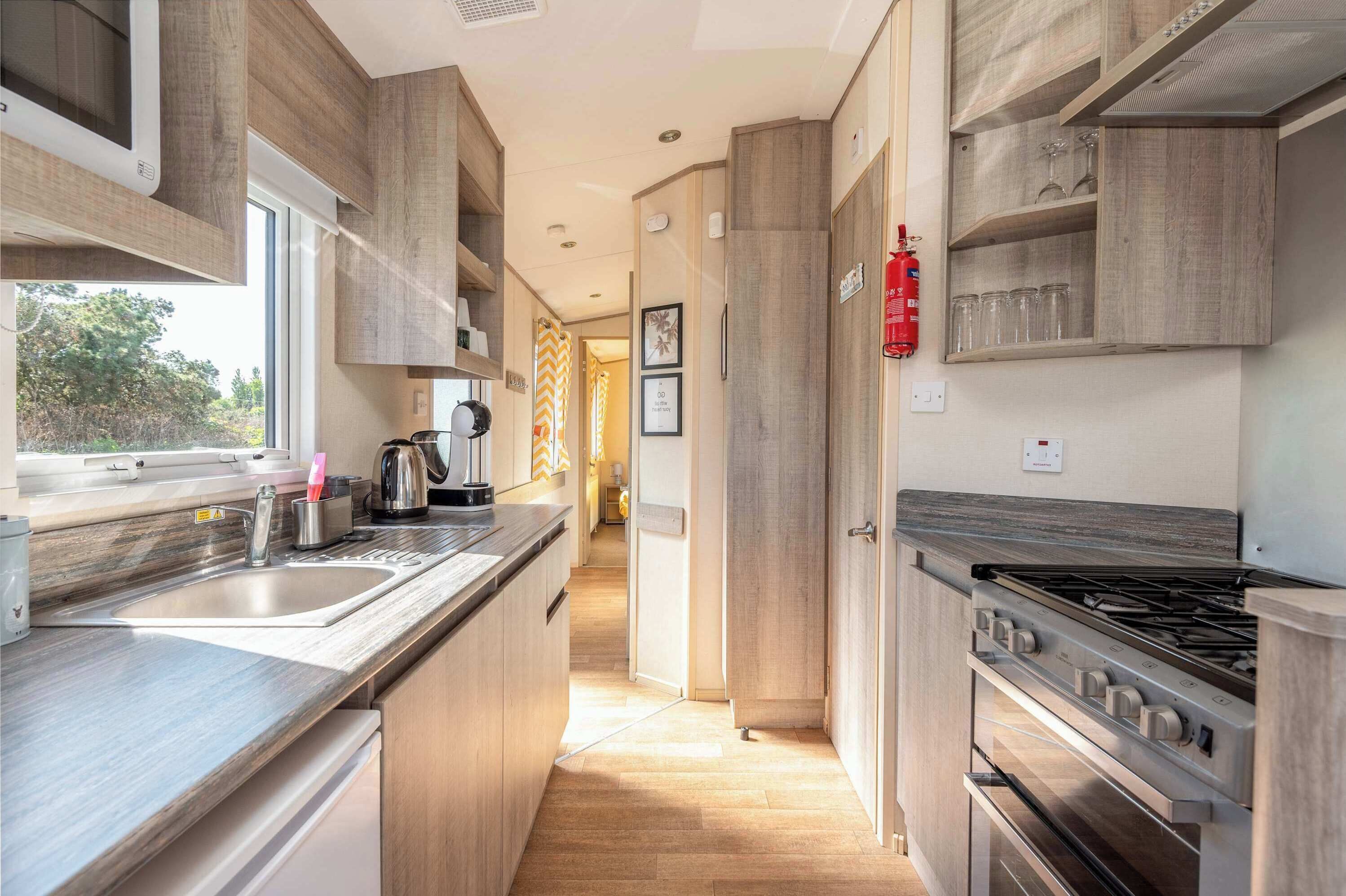 Kylskåp, mikrovågsugn, ugn och spishäll