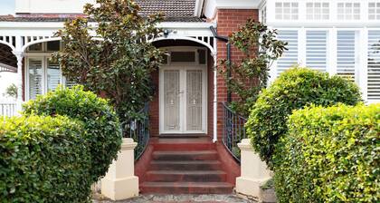 Charming home near Hyde Park | walk to cafes and dining hubs