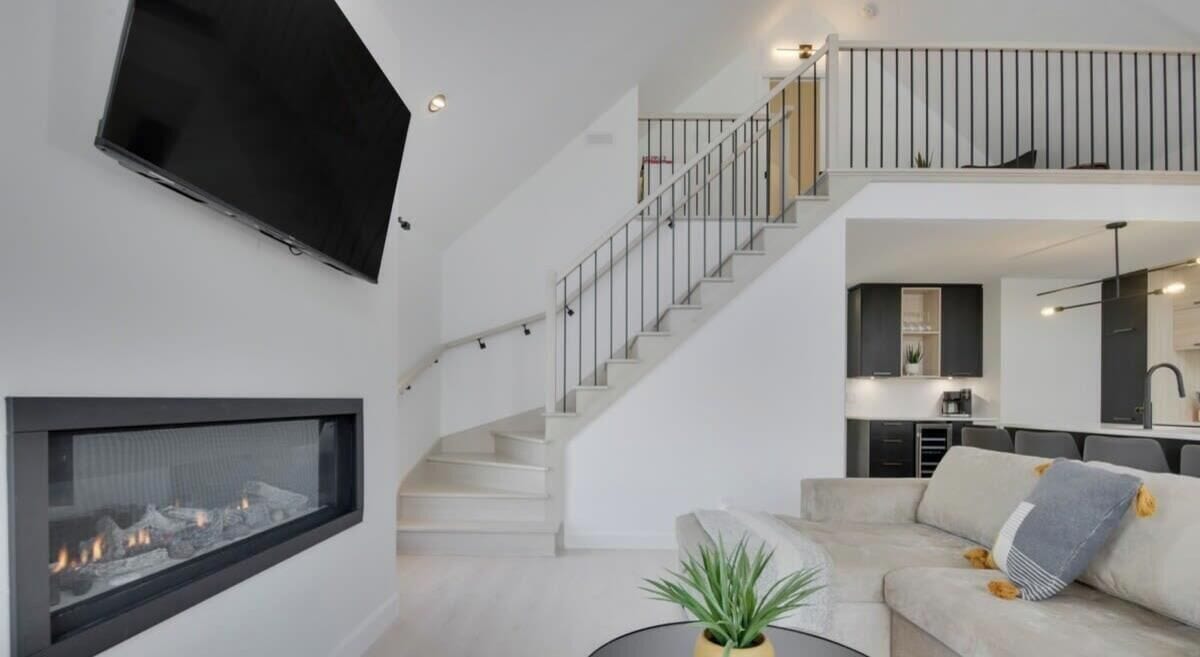 Televisor, llar de foc i oficines 