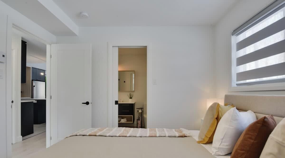 3 bedrooms, desk, WiFi, bed sheets