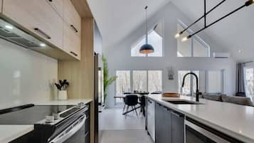 Frigorifero, microonde, forno, piano cottura