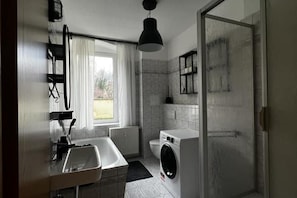 Serviettes fournies, papier toilette