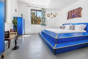 12 habitaciones, escritorio y tabla de planchar con plancha