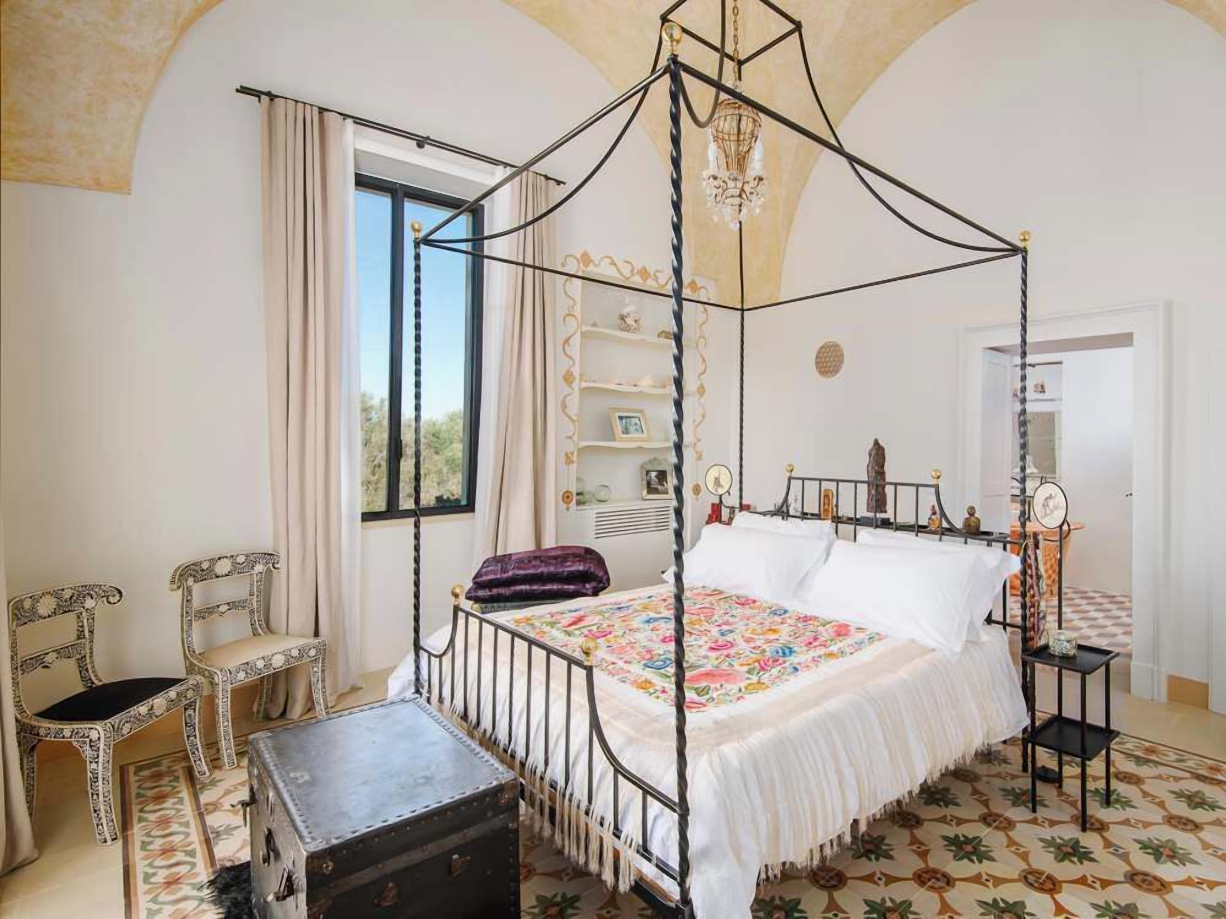 12 chambres, bureau, fer et planche à repasser, lit parapluie