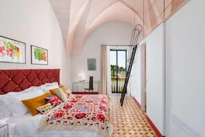 12 Schlafzimmer, Schreibtisch, Bügeleisen/Bügelbrett, Reisekinderbett