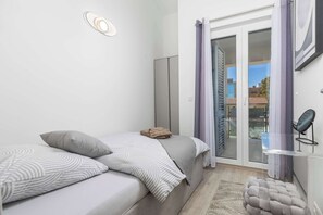 4 bedrooms, desk, iron/ironing board, WiFi