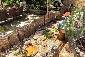 Outdoor dining - A1 – studio apartment with balcony, garden and sea view, 3 min walk to the beach (Trogir)