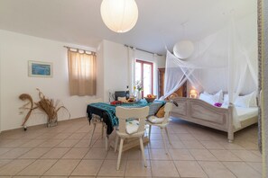 Dining - A1 – studio apartment with balcony, garden and sea view, 3 min walk to the beach (Trogir)